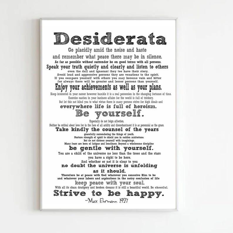 Pu&ograve; includere: Arte da parete stampabile in bianco e nero con il poema Desiderata di Max Ehrmann. Il poema &egrave; stampato in un font in stile vintage e include il testo "Go placidly amid the noise and haste...Strive to be happy."