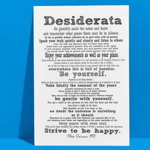 Pu&ograve; includere: Stampa in bianco e nero del poema "Desiderata" di Max Ehrmann, 1927. Il poema &egrave; un'opera motivazionale e ispiratrice che incoraggia i lettori a vivere una vita pacifica e appagante.