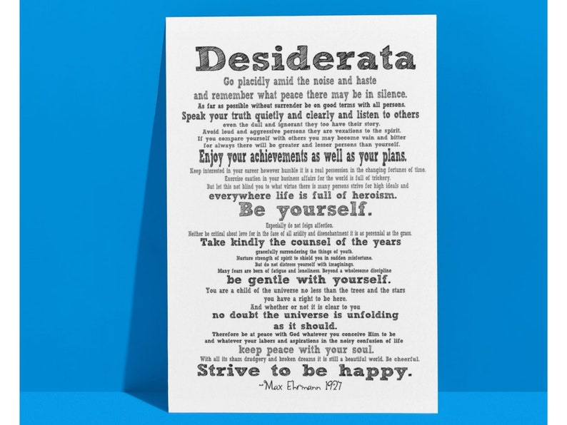 Pu&ograve; includere: Stampa in bianco e nero del poema "Desiderata" di Max Ehrmann, 1927. Il poema &egrave; un'opera motivazionale e ispiratrice che incoraggia i lettori a vivere una vita pacifica e appagante.