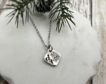 Collier forêt et nuit étoilée - Cadeau personnalisé - Collier à pendentif lune, étoiles et arbres inspirés de la nature céleste