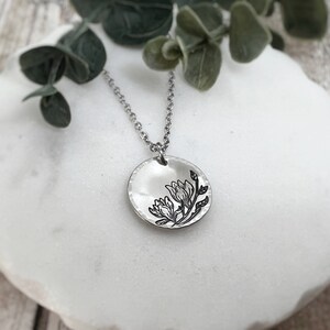 Collar de rama floreciente - Colgante de flor grabado personalizado - Regalo de joyería de hoja de magnolia personalizado para jardineros