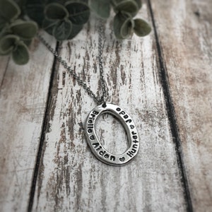 Colar com nome personalizado - Pingente personalizado estampado à mão - Presente de família para a mãe