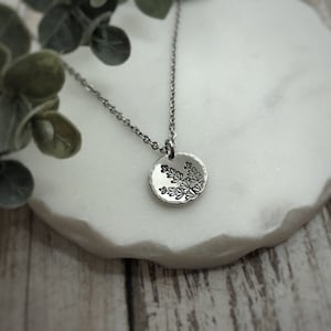 Collier fait main brins de lavande - pendentif floral délicat pour jardiniers - cadeau bijoux personnalisé inspiré de la nature