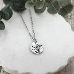 Collar de rama floreciente diminuta - Colgante floral estampado a mano - Regalo personalizado, delicado e inspirado en la naturaleza para ella