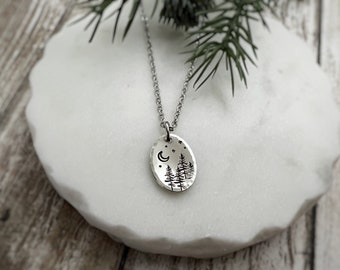 Collier ovale lune et forêt - bijoux ciel nocturne - pendentif astronome - forêt à feuilles persistantes - colliers pour femme - collier amoureux de la nature