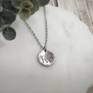 Delicado collar de caballo para mujer: joyería ecuestre personalizada: colgante grabado personalizado, regalo para amantes de los caballos