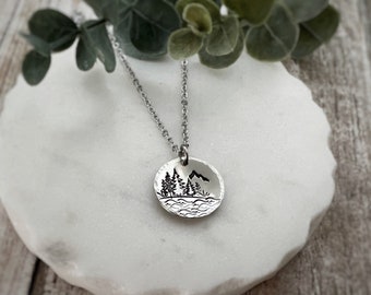 Collier montagne et forêt rivage - Collier pendentif - Collier montagne - Collier montagne et arbre - Bijoux d'aventure