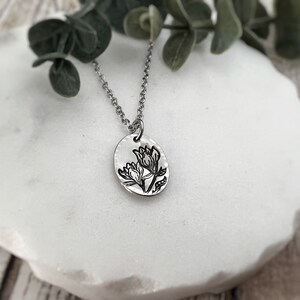 Collar ovalado con rama floreciente - Colgante floral estampado a mano - Regalo personalizado, delicado e inspirado en la naturaleza para mujer