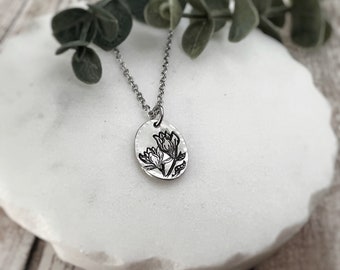 Collier branche florale - bijoux personnalisés - pendentif ovale délicat - cadeau jardinage - collier de fleurs estampé à la main