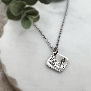 Zarte Blumenstrauß Halskette – Handgestempelter Blumen Anhänger – Natur Inspirierter Schmuck – Botanisches Geschenk