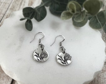 Boucles d’oreilles à branches florales - Boucles d’oreilles Flower Dangle - Magnolia avec feuilles - Bijoux inspirés du jardin - Bijoux botaniques