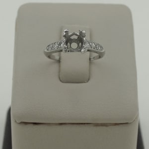 Anel de noivado antigo, feito à mão em platina, da década de 1930, com engaste para diamante. Pronto para receber uma pedra central redonda de 0,75 a 1,25 ct.