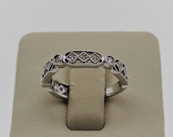 Hermoso anillo de bodas milgrain hecho a mano en oro blanco macizo de 14k con diamantes naturales de talla redonda.
