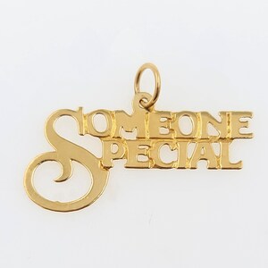 Hermoso colgante unisex minimalista con el lema "Someone Special" en oro amarillo macizo de 14 quilates hecho a mano en 1960