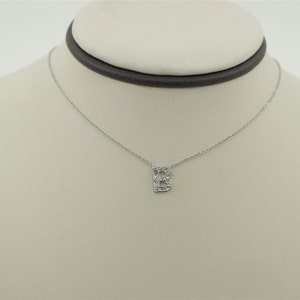 Hermoso collar minimalista y delicado de oro blanco macizo de 14 quilates con diamantes naturales de talla redonda y letra B en cadena de eslabones tipo cable con corte de diamante.