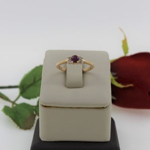 Anillo de compromiso auténtico de oro amarillo de 14 k con diamantes y rubí, hecho a mano.