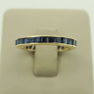 Anillo vintage de oro amarillo macizo de 18 quilates con zafiro de talla princesa, hecho a mano, años 80. Alianza de eternidad. Apilable.