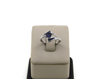 Anillo vintage de tanzanita y diamantes en oro blanco de 10 quilates, hecho a mano, de los años 90.