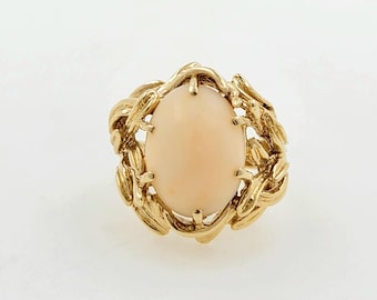Vintage jaren 1950 koraalrode ring met engelenhuid, 14k geelgouden wijnstokinstelling