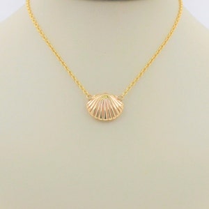 Vintage 1960s Handmade 14K Solid Yellow Gold Clam Shell Necklace. 14K Solid Gold Sea Shell Necklace. Beach Necklace. Tropical Necklace