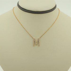 Hermoso collar minimalista y delicado de oro amarillo macizo de 14 quilates con diamantes naturales de talla redonda y dije de letra M en cadena de eslabones ajustable.