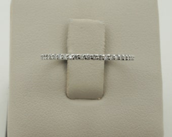 Anillo de eternidad minimalista con diamantes en oro blanco de 14 quilates, hecho a mano (talla 6,5)