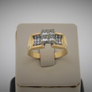 Anello di fidanzamento vintage fatto a mano con diamante invisibile taglio principessa in oro giallo 18 carati