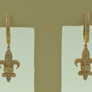 Magníficos pendientes hechos a mano de 14K de oro amarillo amarillo sólido de corte redondo de diamante natural Dainty Fleur-de-Lis