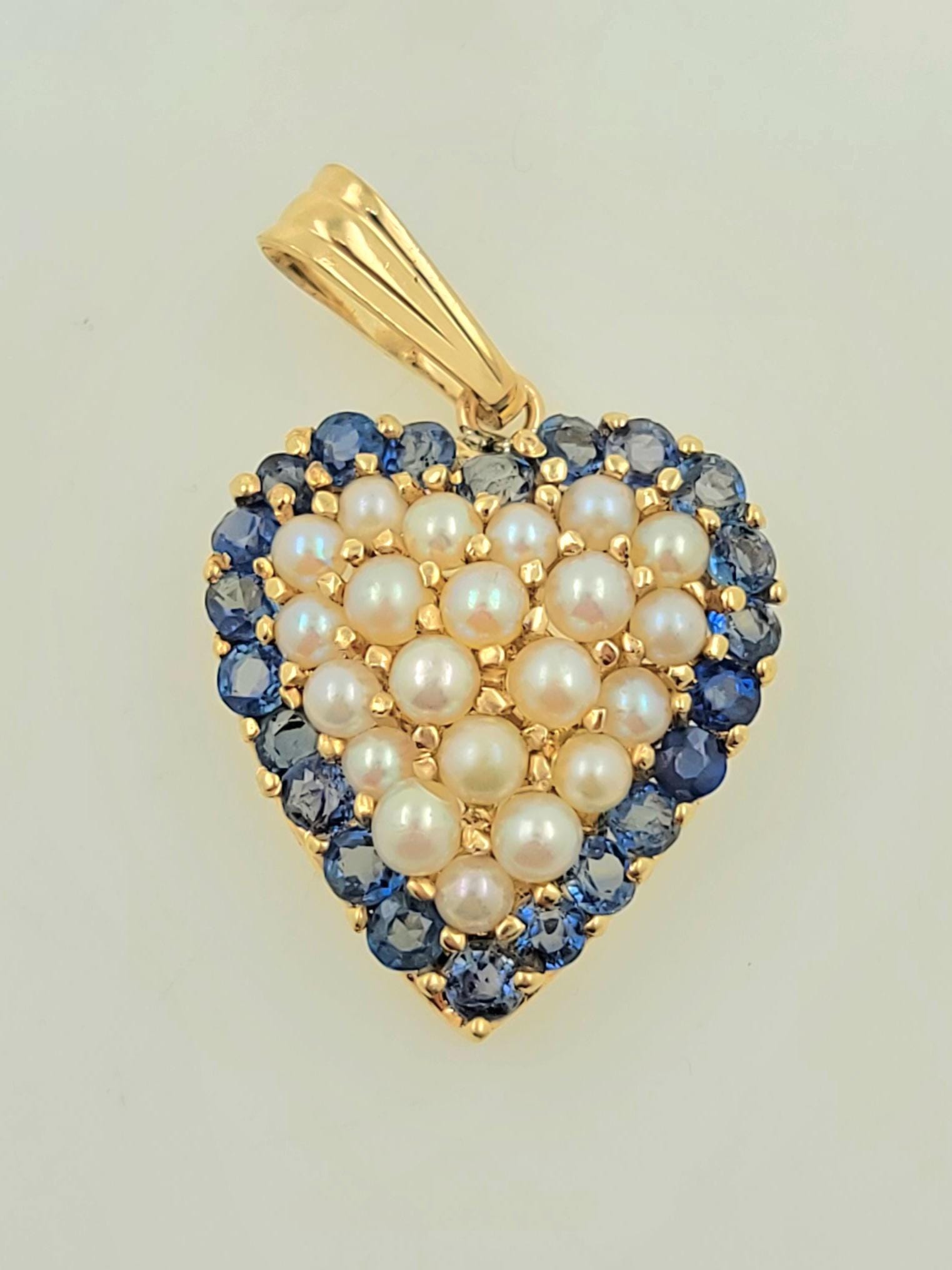 Wunderschöner Vintage 1960er Jahre Handgemachter 14K Massiv Gelbgold Herzförmiger Anhänger mit Natürlichen Saphiren und Naturperlen