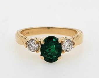 1980 Hermoso anillo de compromiso hecho a mano de oro amarillo de 14 quilates con esmeralda ovalada natural de 1,50 quilates y diamante redondo de 3 piedras