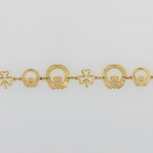 Puede incluir: Un brazalete de oro con alternancia de tréboles y herraduras.