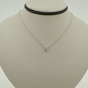 Lindo colar minimalista delicado com pingente de letra/inicial N em ouro branco maciço 14K com diamantes naturais lapidados em formato redondo e corrente de elos ajustável
