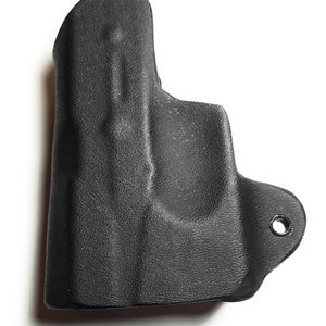 Puede incluir: Funda de cuero negra para una pistola. La funda tiene una superficie texturizada y un solo agujero en el lateral.