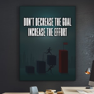 Op de afbeelding: Motiverende poster met de tekst "DON'T DECREASE THE GOAL INCREASE THE EFFORT" in het wit. De afbeelding toont figuren die blokken beklimmen naar een rode pilaar met een vlag, die inspanning en prestatie symboliseert. De achtergrond is donkerblauwgroen.