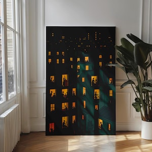 K&ouml;nnte beinhalten: Ein gro&szlig;er Leinwandkunstdruck zeigt eine n&auml;chtliche Stadtlandschaft mit beleuchteten Fenstern. Das Kunstwerk zeigt ein dunkelgr&uuml;nes Geb&auml;ude mit zahlreichen Fenstern, die jeweils warm leuchten. In einigen Fenstern sind Silhouetten zu sehen, die h&auml;usliche Szenen andeuten.