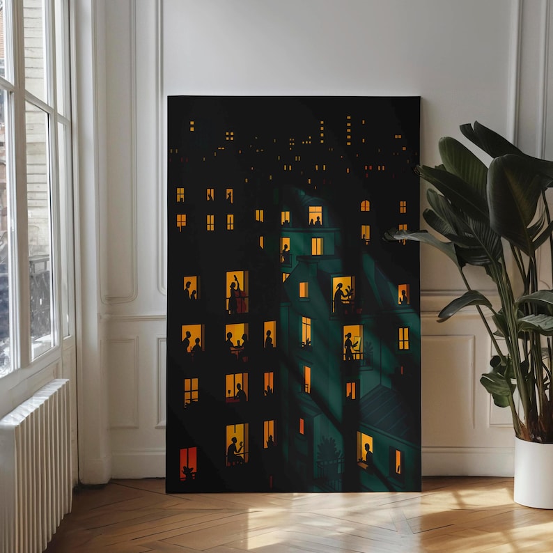 K&ouml;nnte beinhalten: Ein gro&szlig;er Leinwandkunstdruck zeigt eine n&auml;chtliche Stadtlandschaft mit beleuchteten Fenstern. Das Kunstwerk zeigt ein dunkelgr&uuml;nes Geb&auml;ude mit zahlreichen Fenstern, die jeweils warm leuchten. In einigen Fenstern sind Silhouetten zu sehen, die h&auml;usliche Szenen andeuten.