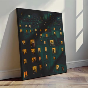 K&ouml;nnte beinhalten: Ein Leinwanddruck, der eine n&auml;chtliche Stadtlandschaft zeigt. Das Kunstwerk zeigt teal Geb&auml;ude mit beleuchteten Fenstern, jedes mit Silhouetten von Menschen. Die Gesamtpalette ist dunkel, mit warmem gelbem Licht, das mit Teal und Schwarz kontrastiert.