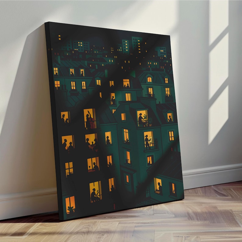 K&ouml;nnte beinhalten: Ein Leinwanddruck, der eine n&auml;chtliche Stadtlandschaft zeigt. Das Kunstwerk zeigt teal Geb&auml;ude mit beleuchteten Fenstern, jedes mit Silhouetten von Menschen. Die Gesamtpalette ist dunkel, mit warmem gelbem Licht, das mit Teal und Schwarz kontrastiert.