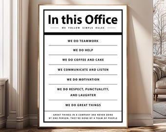 Puede incluir: Un letrero de oficina enmarcado con el texto "In this Office" en la parte superior. Debajo, el letrero enumera reglas como "We do teamwork" y "We do great things". El letrero está en un marco de madera.