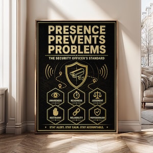 Könnte beinhalten: Ein schwarzes Poster mit goldenem Text und Grafiken. Der Text lautet: PRESENCE PREVENTS PROBLEMS, THE SECURITY OFFICER'S STANDARD, AWARENESS, READINESS, JUDGMENT, RESTRAINT, RELIABILITY, PROFESSIONALISM und STAY ALERT. STAY CALM. STAY ACCOUNTABLE.