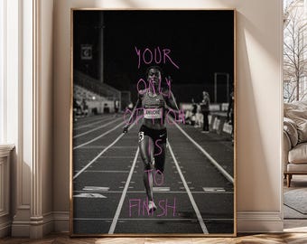 Puede incluir: Impresión enmarcada en blanco y negro de una corredora en una pista de atletismo. El texto "Your only competition is to finish" está escrito en rosa sobre la imagen. La corredora lleva un sujetador deportivo y pantalones cortos.