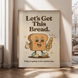 Könnte beinhalten: Gerahmtes Poster mit einem Retro-Cartoon einer Brotscheibe, die einen Daumen hoch gibt und ein Baguette hält. Der Text lautet "Let's Get This Bread" und "Today is going to be a great day." Der Hintergrund ist beige mit goldenen Sternen.