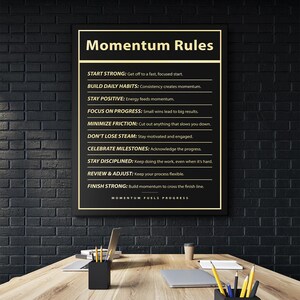 Op de afbeelding: Een zwarte en gouden motiverende poster met de tekst "Momentum Rules" en een lijst met regels om momentum op te bouwen. De regels omvatten "Start Strong", "Build Daily Habits", "Stay Positive", "Focus on Progress", "Minimize Friction", "Don't Lose Steam", "Celebrate Milestones", "Stay Disciplined", "Review & Adjust" en "Finish Strong". De poster bevat ook de tekst "Momentum Fuels Progress".