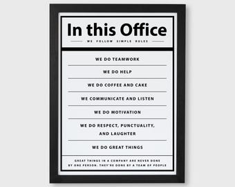 Puede incluir: Un letrero de oficina enmarcado con marco negro y fondo blanco. El letrero dice "In this Office" seguido de una lista de reglas que incluyen trabajo en equipo, ayuda, café y pastel, comunicación, motivación, respeto y risa. La parte inferior dice: