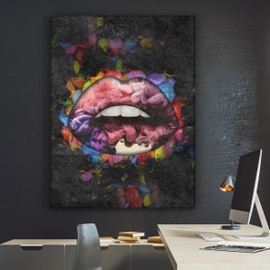 Könnte beinhalten: Abstrakter Kunstdruck mit einer Nahaufnahme von Lippen vor dunklem Hintergrund. Die Lippen sind mit farbenfrohen, wirbelnden rauchartigen Mustern in Rosa, Lila und Rot gefüllt. Das Kunstwerk hat ein strukturiertes, grungeartiges Aussehen.