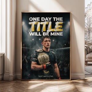 Peut inclure: Une affiche murale rectangulaire représentant un combattant dans une arène sombre, portant un t-shirt noir et une ceinture de champion dorée. Le texte ONE DAY THE TITLE WILL BE MINE et JUST WATCH ME est écrit en blanc et jaune sur fond sombre.