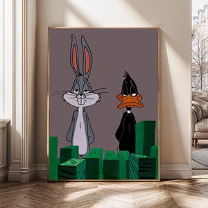Könnte beinhalten: Gerahmtes Kunstwerk mit Bugs Bunny und Daffy Duck vor Stapeln grünen Geldes. Bugs Bunny ist grau mit rosa Ohren, und Daffy Duck ist schwarz mit einem orangefarbenen Schnabel. Der Hintergrund ist ein gedämpftes Grau.