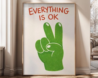 Op de afbeelding: Een ingelijste kunstdruk met de tekst "EVERYTHING IS OK" in het rood boven een grote groene hand die een vredesteken maakt. Het kunstwerk heeft een minimalistische stijl en staat tegen een witte achtergrond.
