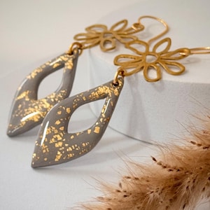 Bladgoud bloemenoorbel, kleioorbel, polymeerklei oorbel, handgemaakte oorbel, statementoorbel, Clay Dangle Earring, zomeroorbel