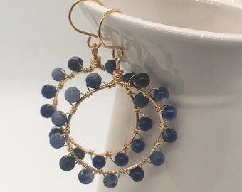 Pendientes de aro de sodalita con alambre de oro y piedra preciosa azul